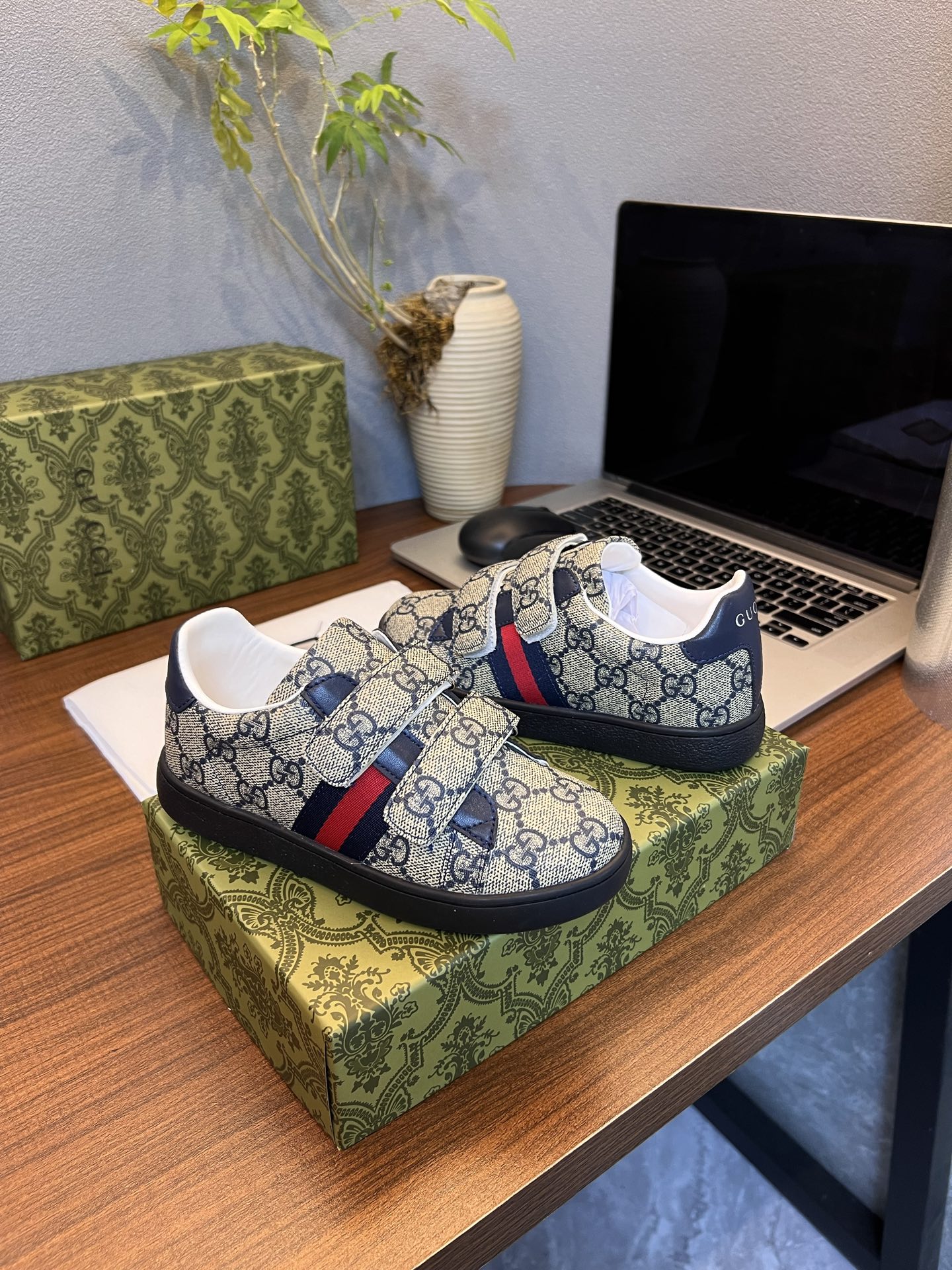 Children's shoes child